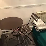 STUDIO CŒUR VIEUX PARIS. Pied du métro.Tout équipé